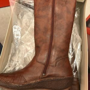 Women’s size 9 Hush Puppies zip up Boot